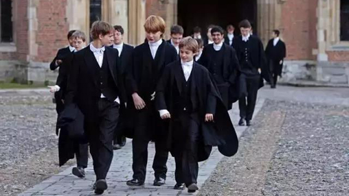 校服承擔(dān)育人功能，但為何中國(guó)校服卻承擔(dān)管理功能？